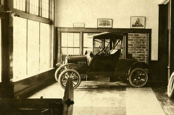 Ford Model T, также известный, как «Жестянка Лиззи», стал первым в мире автомобилем, производившимся миллионными сериями. Именно эта машина произвела автомобильную революцию и пересадила США с лошадей на автомобили. Успех модели обеспечил компании Ford гигантскую прибыль, а сама Model T признана журналом Forbes автомобилем века.