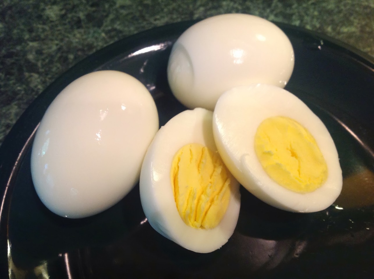 Видео вареные яички. Вареные яйца. Яйцо куриное вареное. Яйцо отварное. Гусиное яйцо вареное.