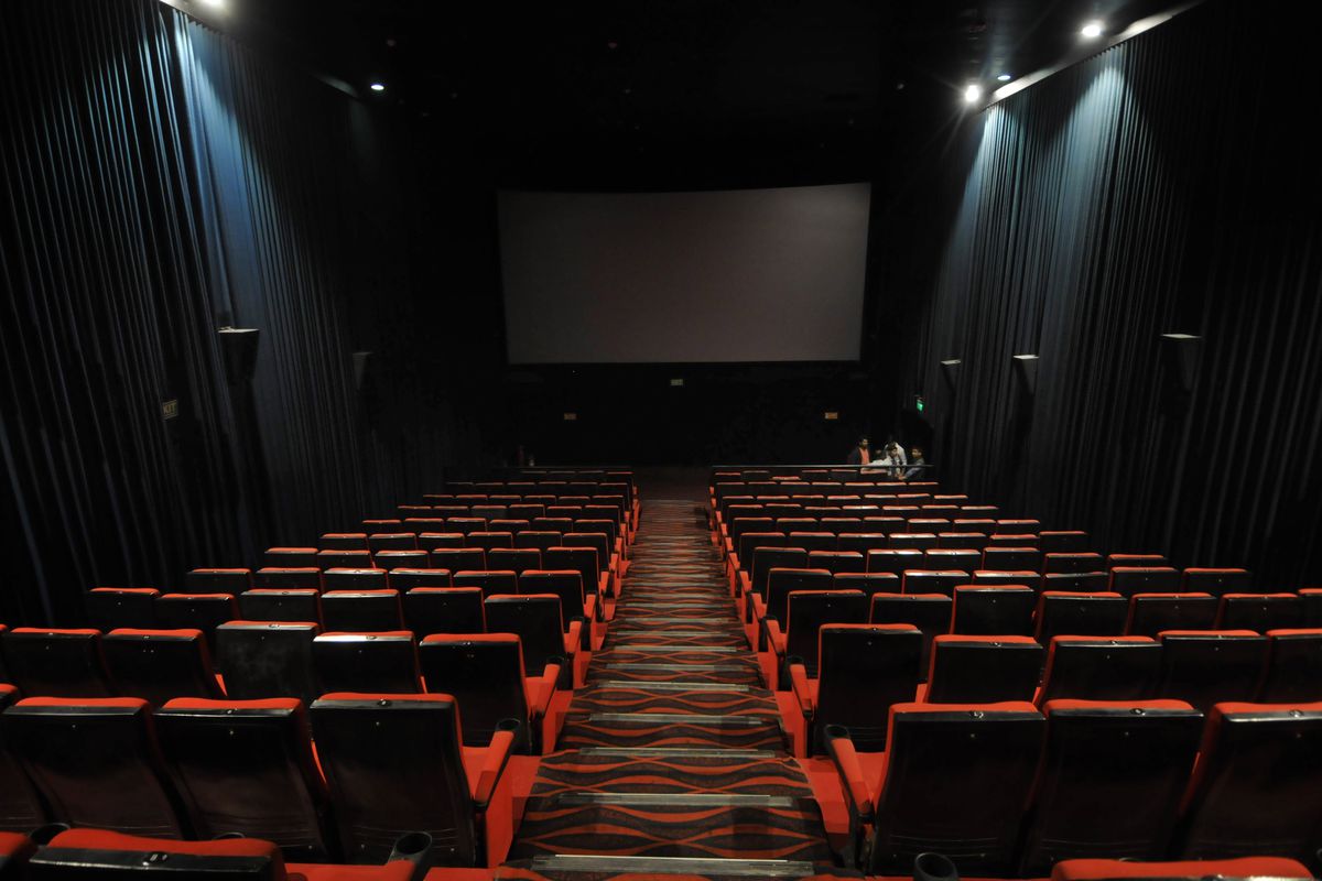 В новый кинотеатр завезли 560 кресел в 16 рядов поставили по 14 кресел