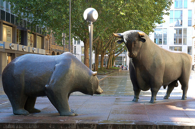 Медведь и бык перед зданием Франкфуртской биржи