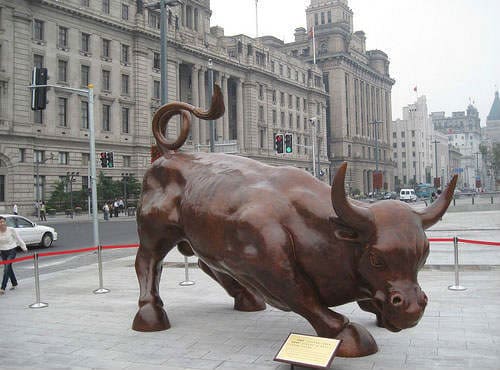 Скульптура быка в Шанхае